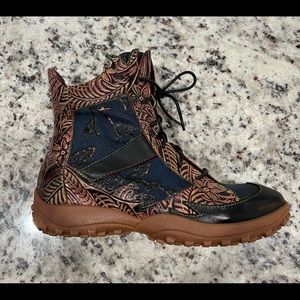 L’artiste booties by Spring Step